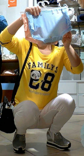 白裤美眉三角区与美臀交相辉映