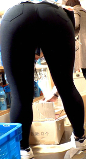 黑裤性感肥臀撅着PP好辛苦三角区都勒出来了