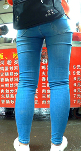 红衣紧身蓝牛大学媚吃”烤肠“，焦急的等待好姐妹呢