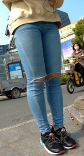 极品破膝浅蓝紧身牛仔裤美眉，美臀+丰满三角，去健身房操练起来