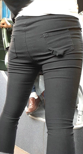 叉开腿紧身黑裤美眉，公交车给老人让座哦