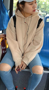 极品破膝浅蓝紧身牛仔裤美眉，公交车双腿岔开，漏出诱人三角