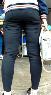 紧身黑裤大学媚午餐喜欢吃“大烤肠“,嘿嘿，哥哥喂你吃