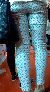 金发极品碎花紧身白布裤性感学生媚，和妈妈一起逛展销会