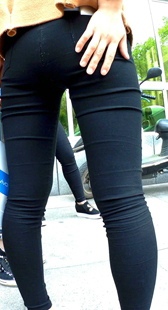 极品紧身黑裤考试大学媚！大腿岔开，美臀三角任你摄