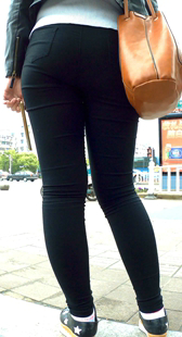 等人办事的紧臀黑裤美眉，不能说坐就坐呀