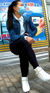 骄阳下等车的紧身黑裤学生媚，三角翘臀还没拍够，坐下继续肥臀特