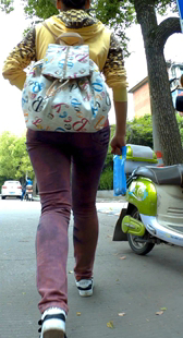 少见的深红紧身牛仔裤初中眼镜媚，初中生发育的好