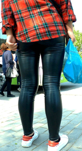 天热了，还穿紧身皮裤不过这PP够紧翘，美眉还害羞的拉拉衣服呢