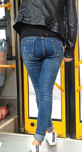 公交偶遇紧身蓝牛sao妇交叉腿，真sao真紧第一季