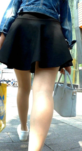 纤细小腿黑色短裙小妹，飘飘的裙子欲掀又欲止