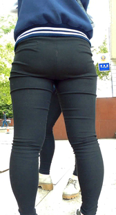 学校警务室门前的紧身黑裤肥臀，有监控哦