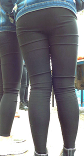 极品紧身黑裤大学姐妹花，盘头和披肩发，你更喜欢哪个呢