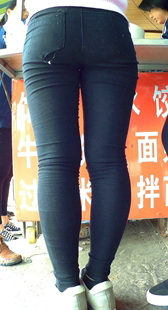 极品粉衣紧身黑裤大学媚， 这三角这小PP紧翘紧翘的