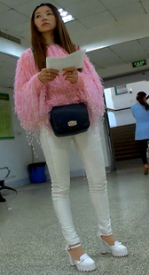 看病遇见的紧臀白裤深V靓妹，哥药都不拿，也要跟着摄