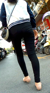 棒球服紧身黑裤初中小妹