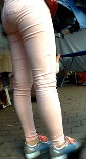 粉色紧身裤翘臀眼镜老板娘