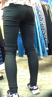 花色褶皱衫上衣紧身黑裤小妹