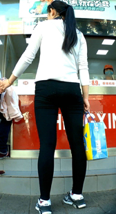 紧身黑裤长腿妹，男友在身边盯着，不能太近哟