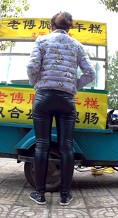 紧身皮裤眼睛小妹，猜猜她是买年糕呢还是“大烤肠”呢