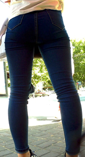 阳光这么刺眼，紧身蓝牛肥臀裆下乘凉