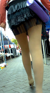 褶摆裙肉丝高挑少妇，裙底若隐若现