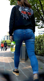 白底松糕鞋紧身九分牛仔裤，抽烟小妹