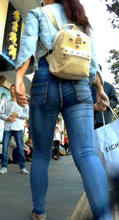 警惕性很高的紧身背带蓝牛少妇，这屁股这腿，紧的真让人窒息