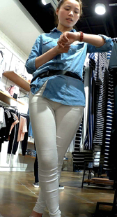 极品店员小妹—紧身白裤篇，勤劳美丽的小蜜蜂，内痕清晰可见