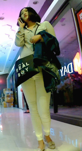 紧身白裤美眉帮男友挑衣服，男友咸猪手搂搂抱抱摸来摸去