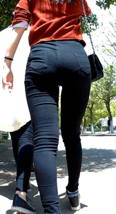 极品苹果臀高腰紧身黑裤大学媚，紧到令人窒息，鲍鱼都勒出轮廓了