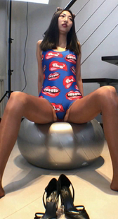 连体紧身衣美女瑜伽球模拍