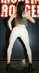 白裤紧身苹果臀美女背面模拍