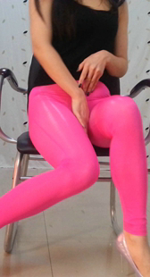 粉色半透明紧身裤丁内美女椅子上热舞慢摇