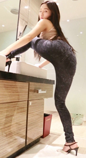 紧身牛仔裤美女卫生间模拍