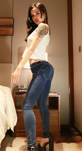 火辣身材紧身牛仔裤模拍美女