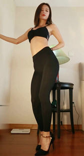 黑色紧身裤好身材美女正面热舞