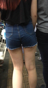 活泼的牛仔热裤长发小妹