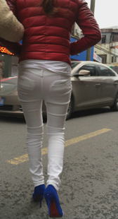 街拍紧身白裤臀宽