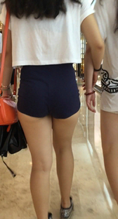 紧身黑短裤肥臀小妹