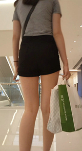 紧绷黑色热裤性感翘臀漂亮美女