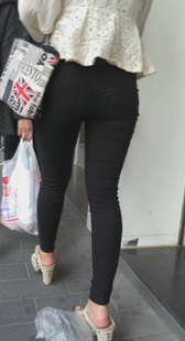 性感紧身打底黑裤少妇