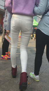 包臀紧身白布裤少妇