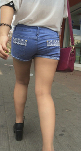 牛仔热裤上身透明