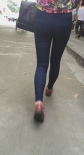 街拍黑色打底裤小妹