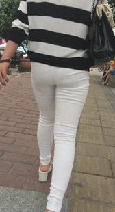 超紧白裤内痕明显