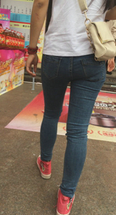 街拍包臀蓝牛紧身小妹