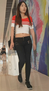 长发美女黑色紧身牛仔裤性感翘臀