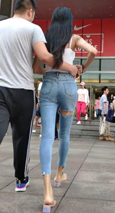 高跟长发牛仔紧臀美女小姐姐