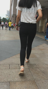 紧身打底裤小妹